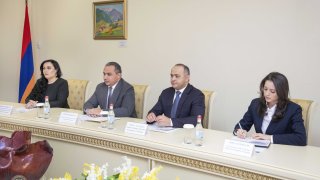 Артур Погосян, приветствуя посла, отметил важность международно-правового сотрудничества, сформированного между Следственным комитетом РА и Посольством РФ в Армении.